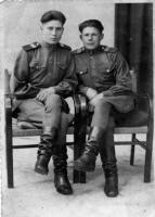 Старший сержант Александр Смолкин с боевым товарищем. Германия, 1945 год