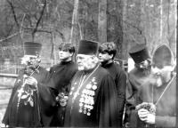Протоиерей Александр Смолкин с духовенством Вознесенского собора на Заельцовском кладбище у могил воинов Красной Армии, умерших от ран в госпиталях Новосибирска в годы войны